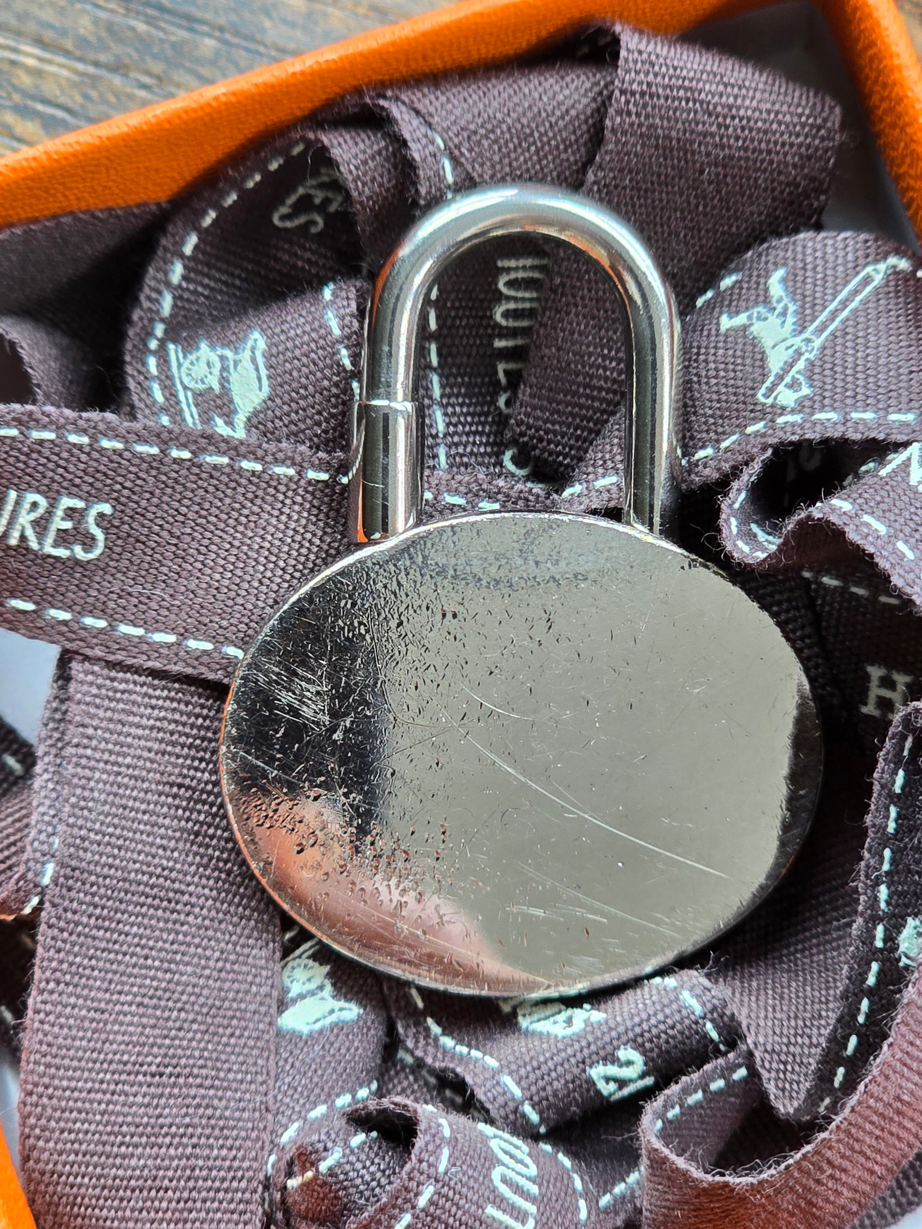 Authentic Hermès 2003 "Année Méditerranée" Cadena Charm