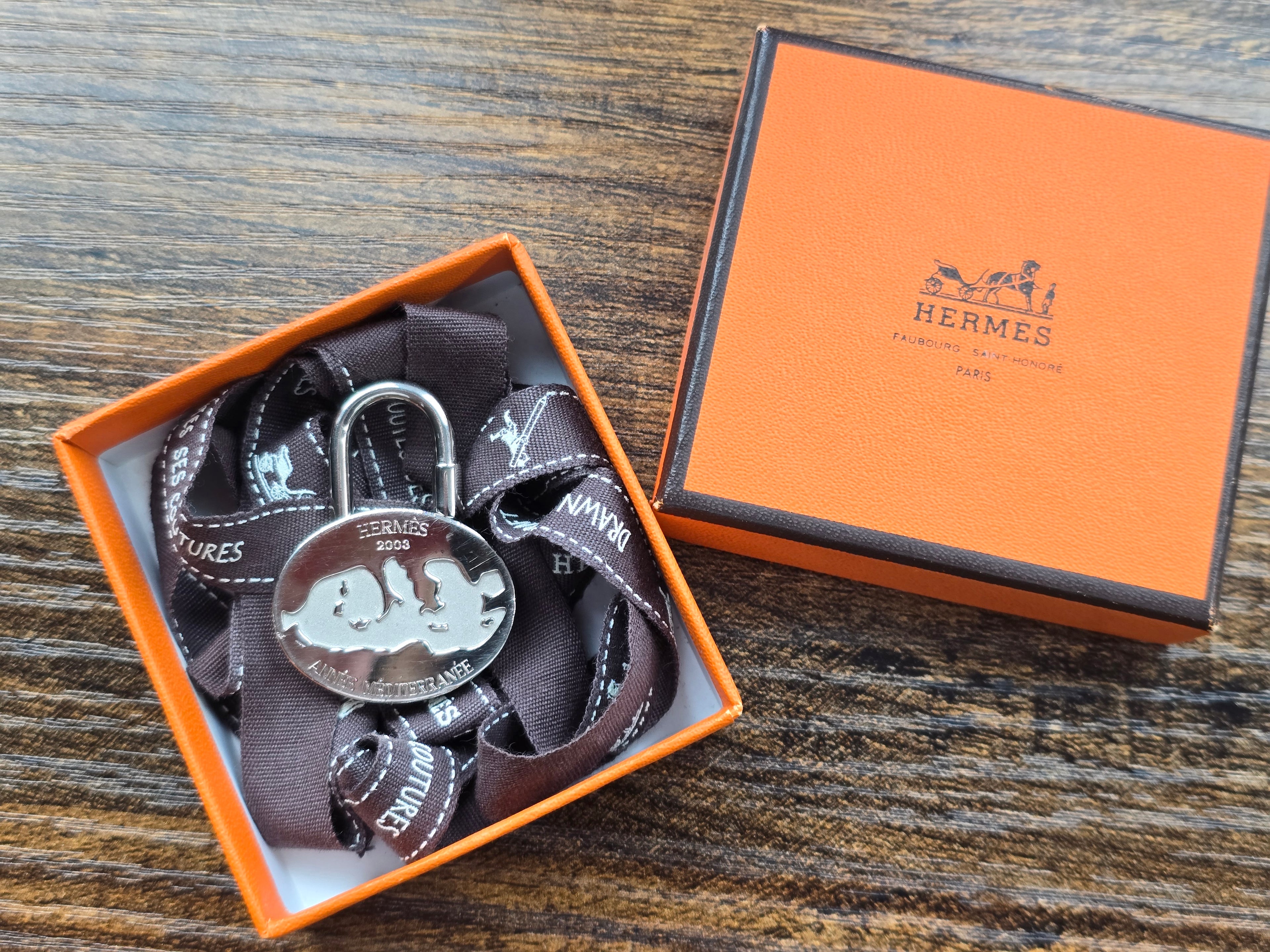 Authentic Hermès 2003 "Année Méditerranée" Cadena Charm