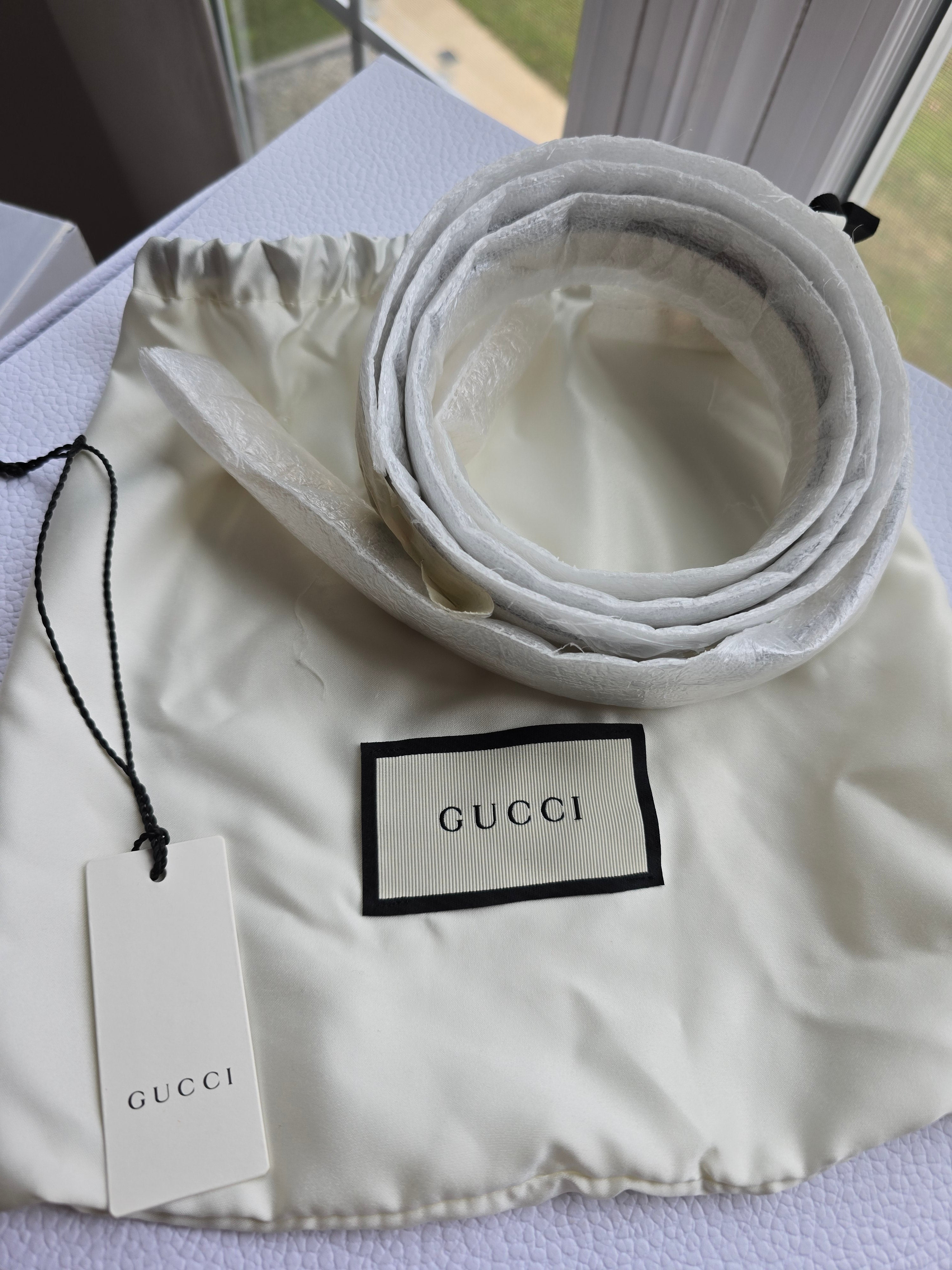 Authentic Gucci White Leather Crossbody/Shoulder Strap and Gold Hardware